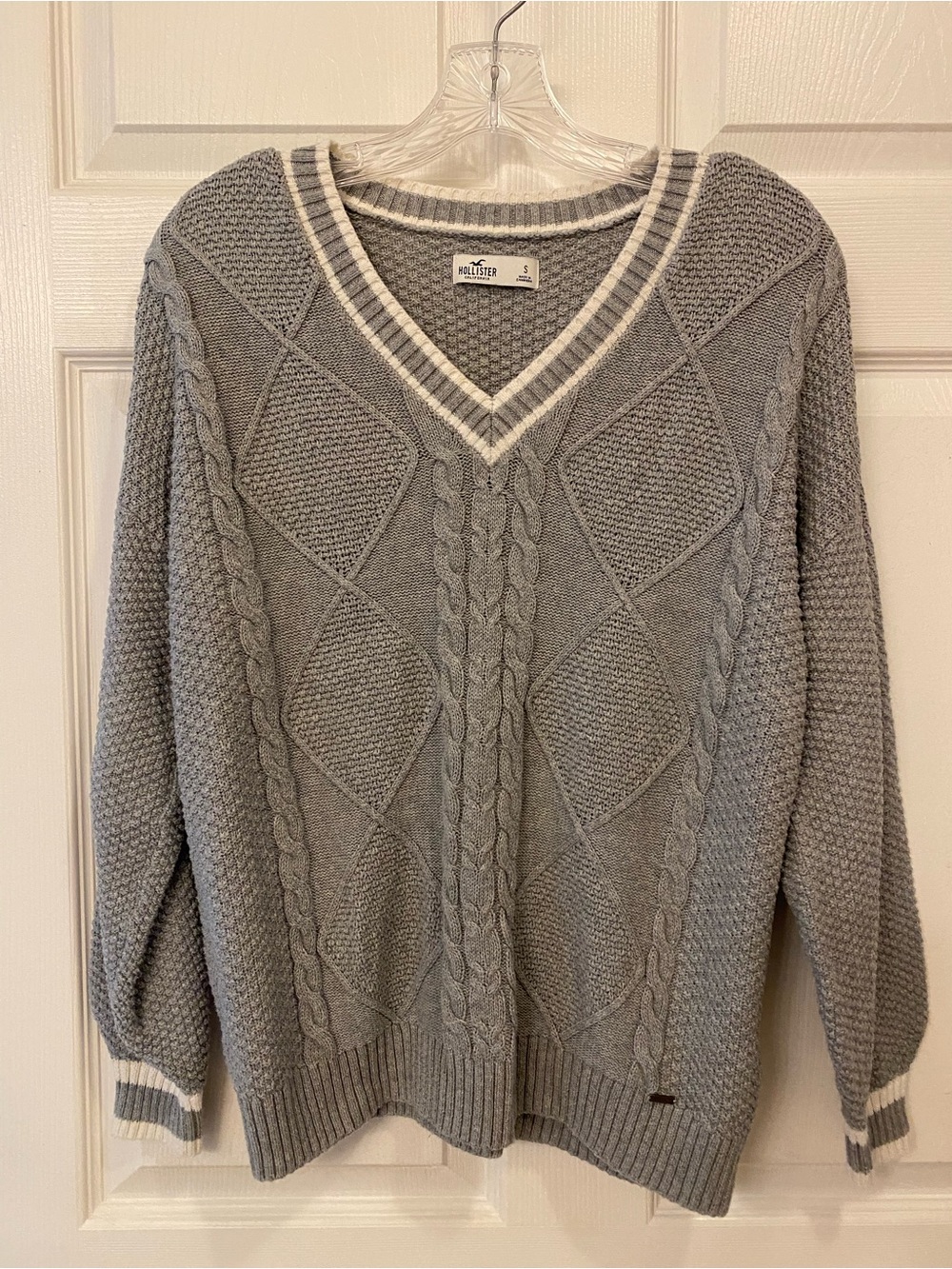 Hollister Light Gray Cable-Knit V-Neck Sweater with White Trim